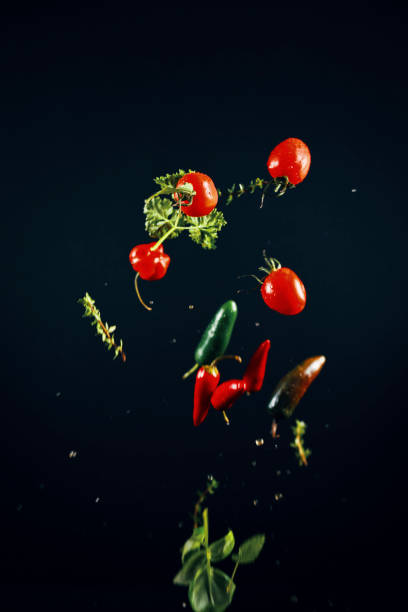 eksplozja żywności z pomidorami cherry i bazylią - cherry tomato flash zdjęcia i obrazy z banku zdjęć