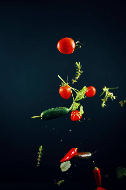 チェリートマトとバジルの食品爆発 - cherry tomato flash ストックフォトと画像