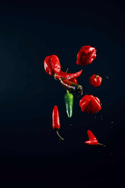 explosión de alimentos mezcla de especias con chili peppers - high speed flash fotografías e imágenes de stock