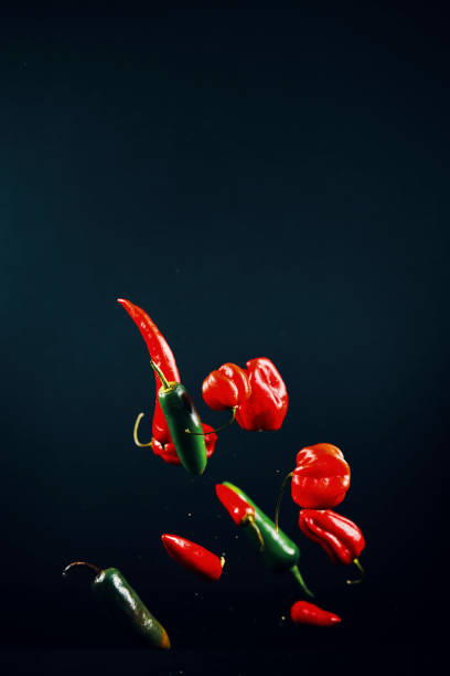 explosión de alimentos mezcla de especias con chili peppers - high speed flash fotografías e imágenes de stock