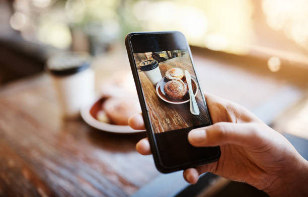 einer für die seite - coffee shop fotos stock-fotos und bilder