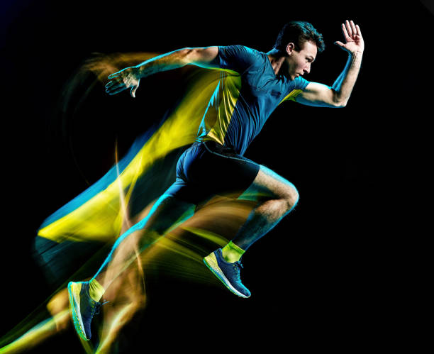 corredor corriendo jogger jogging hombre aislado luz pintura de fondo negro - atletismo en pista masculino fotografías e imágenes de stock