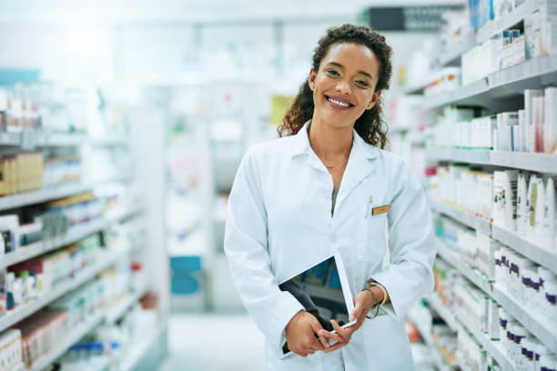 kann ich ihnen helfen? - pharmacy pharmacist smiling pill stock-fotos und bilder