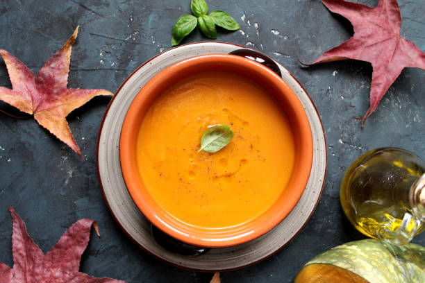 ベジタリアンパンプキンクリームスープ。 - thanksgiving vegetarian food pumpkin soup ストックフォトと画像