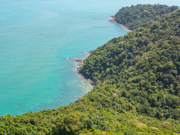 paraíso exótico paisaje marino. costa de la isla tropical en el parque marino nacional de angthong - ang thong islands fotografías e imágenes de stock