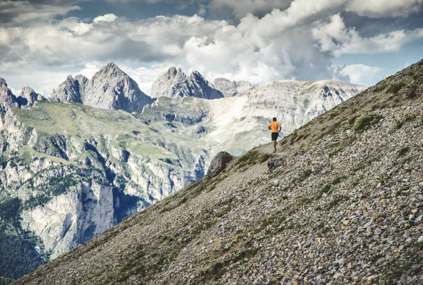 sendero de hombre corriendo en la montaña: los dolomitas - sella pass fotografías e imágenes de stock