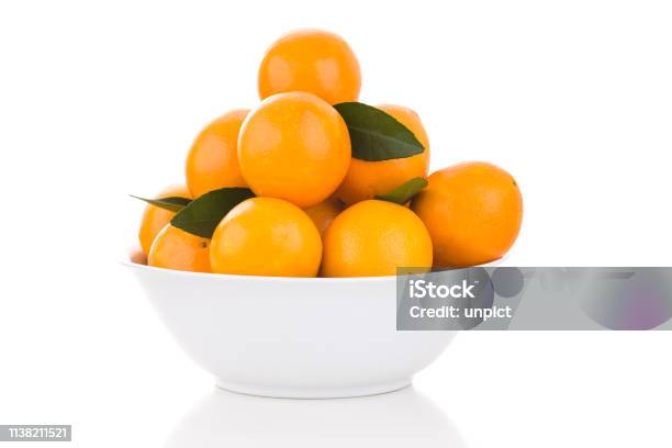 Weiße Schüssel Mit Orangen Und Blättern Stockfoto und mehr Bilder von Obstschale - Obstschale, Orange - Frucht, Schüssel