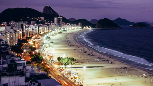 praia icônica de copacabana, vista de cima, rio de janeiro, brasil - beach kiosk above - fotografias e filmes do acervo