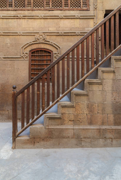 parede de tijolos de pedra velha e, indicador e escadaria com balaustrada de madeira - courtyard arch arabic style cairo - fotografias e filmes do acervo