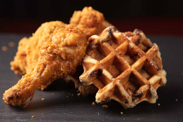 hühner und waffeln - waffle chicken fried chicken food stock-fotos und bilder