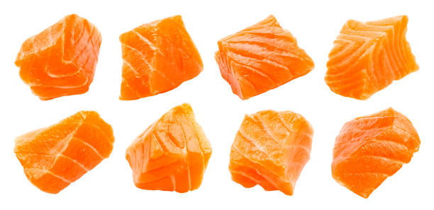 tranches de saumon isolées sur fond blanc avec le chemin de découpage, cubes de poisson rouge, ingrédient pour sushi ou salade - 3287 photos et images de collection