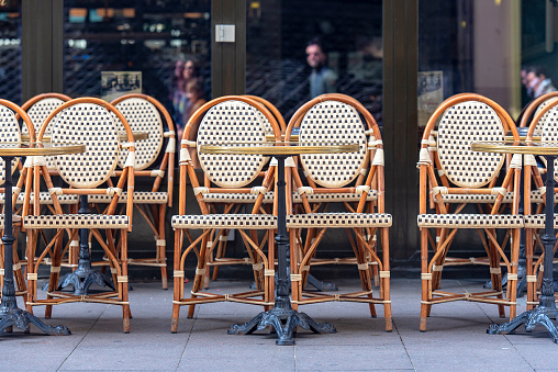 Filas de sillas tradicionales de un Street Cafe en Francia, muebles franceses en una calle photo