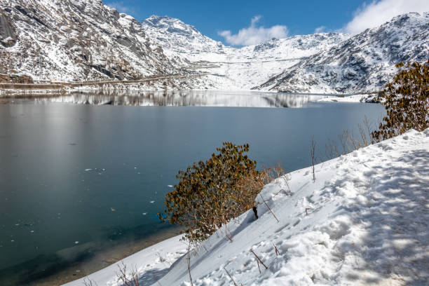 lago tsomgo (changu) cerca de frozen - glacier himalayas frozen lake fotografías e imágenes de stock