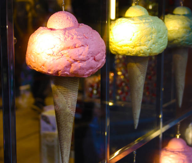 duże imitacje lodów z tworzyw sztucznych na wystawie lodziarni - ice cream parlor ice cream dessert italian culture zdjęcia i obrazy z banku zdjęć