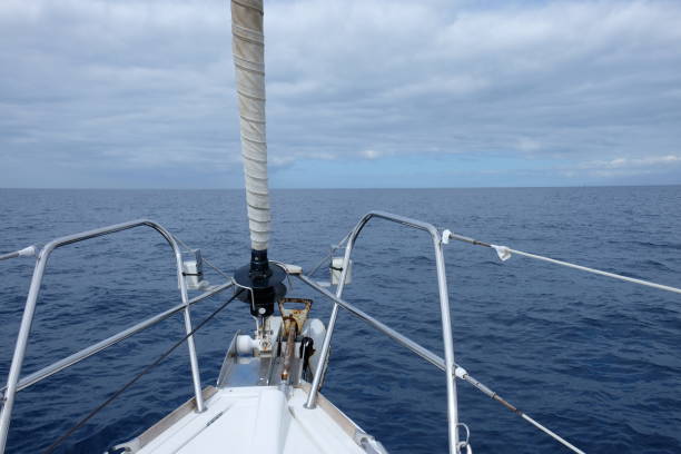 vue frontale de voilier jour nuageux - yacht luxury front view ships bow photos et images de collection