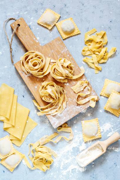 원시 황색 이탈리안 파스타 파파 르 델, 페치시 네 또는 tagliatelle - wheat pasta flour italy 뉴스 사진 이미지