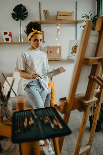 istock Painting inspiration from his surroundings 1138245606