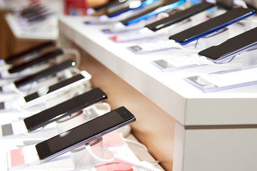 El teléfono inteligente está en el mostrador de una tienda de electrónica photo