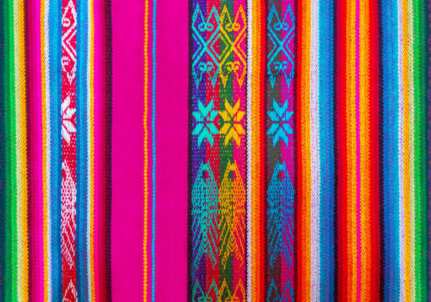 colorido indígena andes textil, cusco, perú - bolivian culture fotografías e imágenes de stock