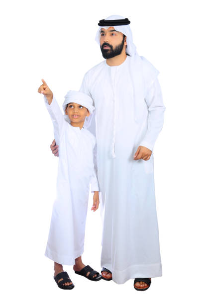 padre e figlio arabi sorprendono e guardano nel cielo verso la luna - saudi arabia child ramadan offspring foto e immagini stock