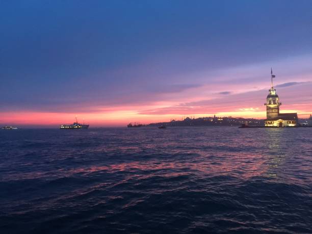 istock İstanbul maiden tower in sunset 1138268170