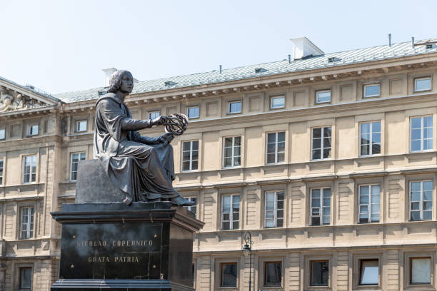 quadrado histórico da estrada da rua da cidade velha na cidade durante o verão krakowskie przedmiescie polska akademia nauk e copernicus monumento - nicolaus copernicus - fotografias e filmes do acervo