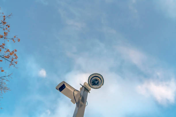 caméras de sécurité contre le ciel bleu nuageux et l'arbre - sky tree audio photos et images de collection