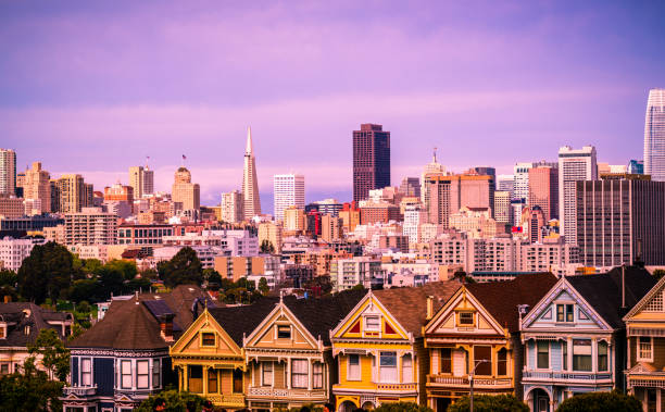 alba rosa alle painted ladies row houses di san francisco, california, punto di riferimento nazionale degli stati uniti di san fran - san francisco county san francisco bay area house painted ladies foto e immagini stock