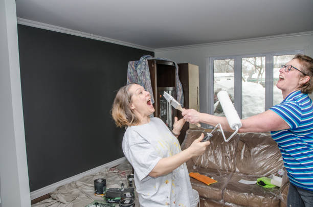 家の改善中のリビングルームの女性 - female house painter home decorator paintbrush ストックフォトと画像