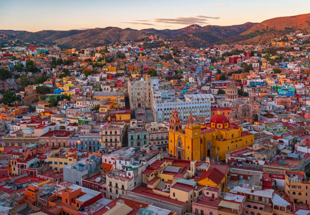 paysage urbain de guanajuato au coucher du soleil, mexique - queretaro city photos et images de collection