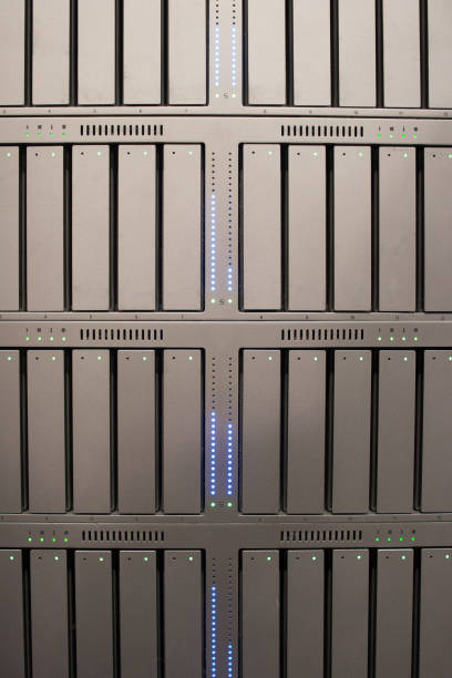 granja de servidores de montaje en rack en un centro de datos en la nube - rackmount fotografías e imágenes de stock