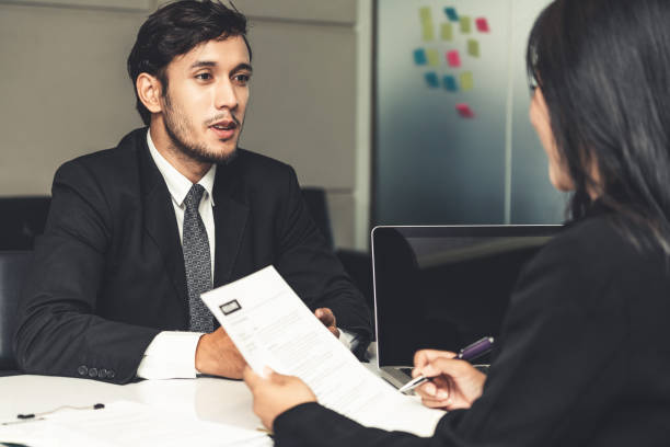 gerente de recursos humanos entrevistando o candidato a emprego masculino na sala de escritório. entrevista de emprego feliz. aplicação de emprego, recrutamento e conceito de contratação de trabalho asiático. - humanism - fotografias e filmes do acervo