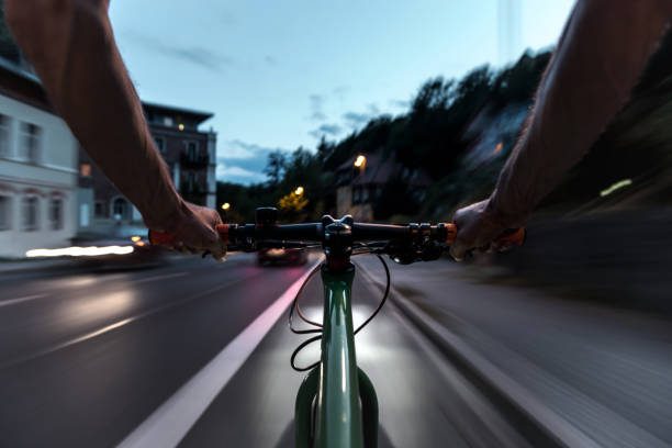 rowerzysta jeździ po ścieżce rowerowej o zmierzchu - unsolicited zdjęcia i obrazy z banku zdjęć