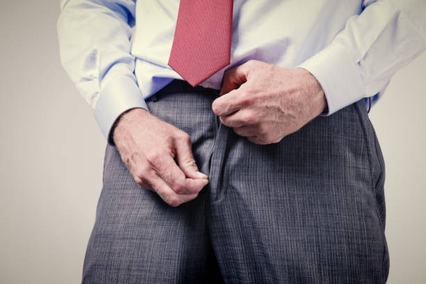 homem formalmente vestido que fecha ou que descompactar suas calças - shirt fully unbuttoned men torso - fotografias e filmes do acervo