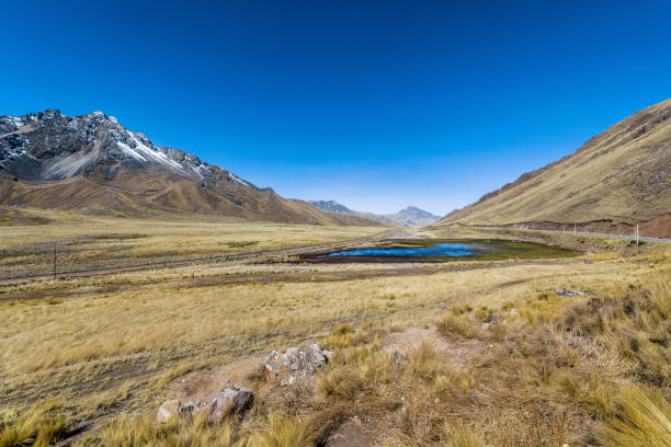 lago em uma passagem da montanha nos andes - block the americas mountain peak plateau - fotografias e filmes do acervo