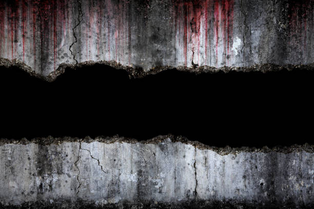 損傷した汚れた亀裂と壊れたコンクリートの壁に恐ろしい流血の背景、ハロウィーンとホラーの概念 ストックフォト