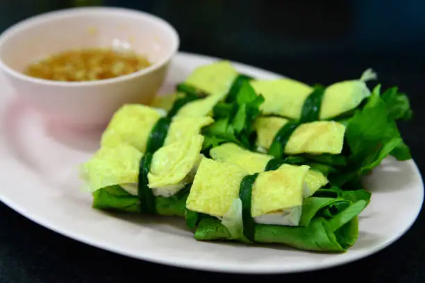 Cuon hanh, Fried egg rolled with fresh vegetable, Vietnamese food