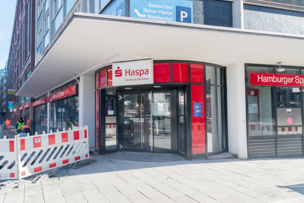 wejście do haspa hamburger sparkasse. hamburger sparkasse ag jest jednym z 5 bezpłatnych publicznych kas oszczędnościowych w niemczech z siedzibą w hamburgu. - haspa zdjęcia i obrazy z banku zdjęć