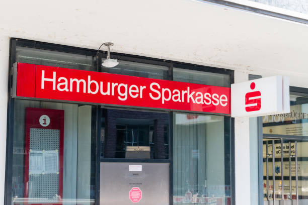 hamburger sparkasse ag jest jednym z 5 bezpłatnych publicznych kas oszczędnościowych w niemczech z siedzibą w hamburgu. - haspa zdjęcia i obrazy z banku zdjęć