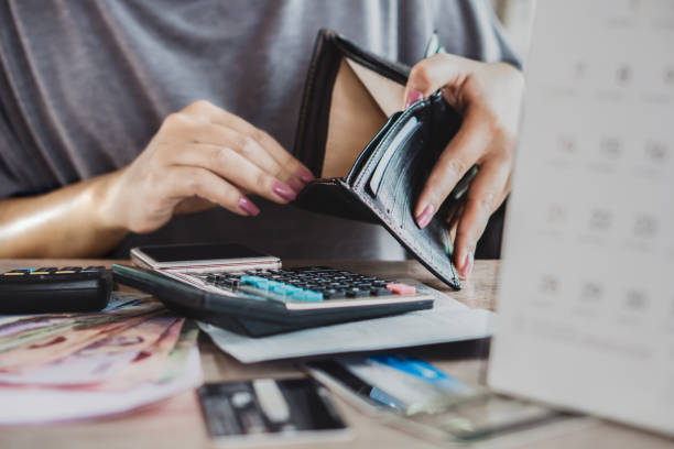 biedna kobieta ręka otworzyć pustą torebkę szuka pieniędzy na zadłużenie karty kredytowej - unemployment zdjęcia i obrazy z banku zdjęć
