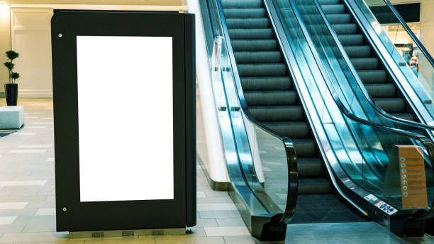 пустой макет вертикального рекламного щита уличного плаката на фоне торгового центра - sign station contemporary escalator стоковые фото и изображения