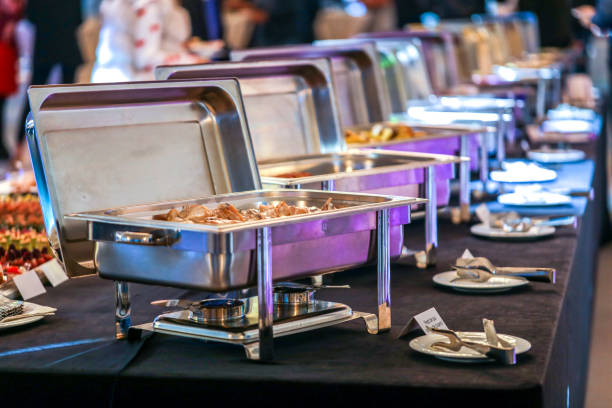 chafing dish mit essen - buffet stock-fotos und bilder