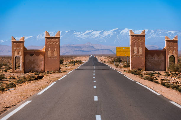 porta dell'atlante sulla strada nel deserto maroccano - essaouira foto e immagini stock