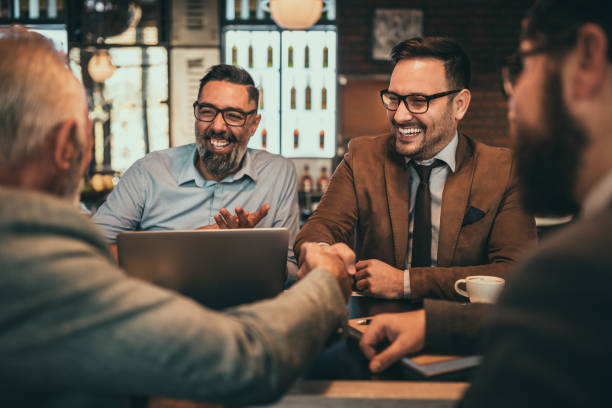 ils sont plus forts quand ils sont ensemble - business relationship business meeting business meeting photos et images de collection