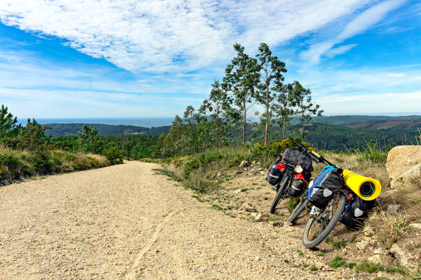 biciclette in cima a una collina sulla strada per san giacobbe fino a finisterre fino alla costa atlantica. - st james way foto e immagini stock