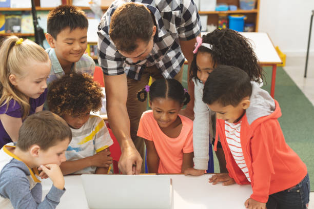 lärare lärande på sin skola barn hur man använder laptop i klass rummet i skolan - school bench above bildbanksfoton och bilder