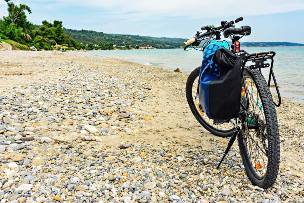 bicicleta de montaña con bolso junto al mar estacionado en la playa. - saddlebag fotografías e imágenes de stock