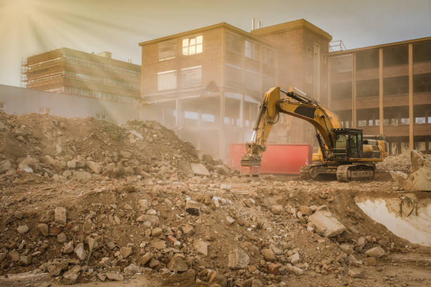 excavatrice sur chantier avec des ordures en pierre - demolishing photos et images de collection