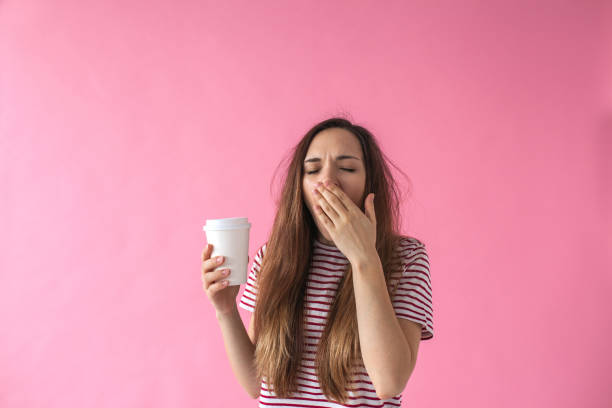 a menina com café está bocejando. - beautiful white pink messy - fotografias e filmes do acervo