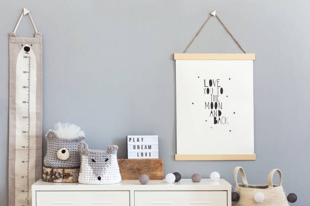 elegante e carino arredamento scandinavo della camera per bambini con poster mock up, scaffale bianco, giocattoli naturali, cestino di misura per bambini appesi per accessori e orsacchiotti. concetto minimalista di interno. - bedroom nursery domestic room playroom foto e immagini stock